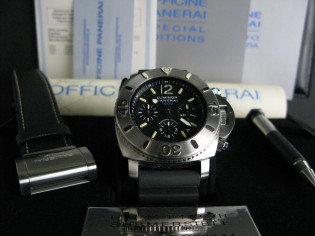 Pre owned and Vintage PANERAI LUMINOR SUBMERSIBLE